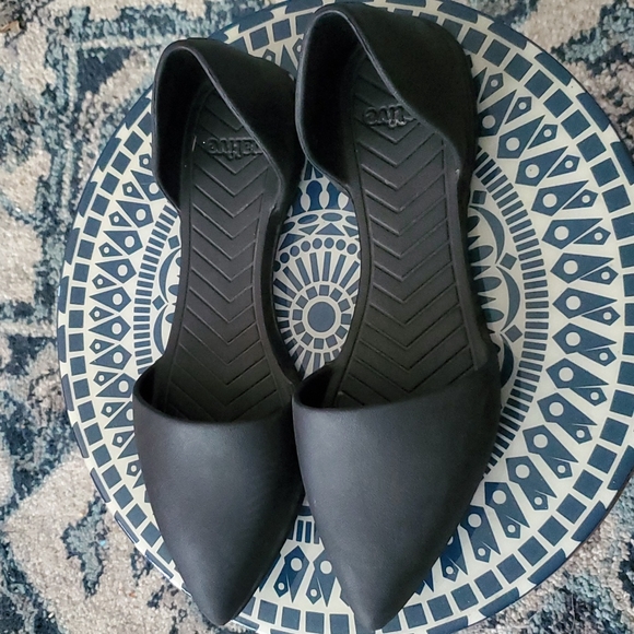 Native Women’s Black Point Toe Flat Sz 6
